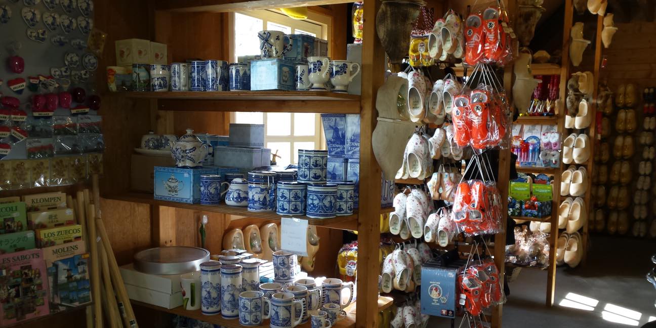 de winkel van Klompenmakerij den Dekker met Delfts blauw, klompen en meer